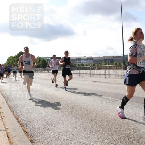 29.06.2025 - hella hamburg halbmarathon Lena Gebhardt http://msf.ph/oto/8323771 29.06.2025 09:48:21 Lombardsbrücke 15931, 1248, 7884, 18733, 1164, 1290, 1385, 1505, 1562, 1710, 1743, 2399, 2714, 2767, 3480, 3959, 4602, 4860, 5091, 5315, 5554, 5709, 6684, 6829, 6990, 7152, 7154, 7884, 8362, 8933, 9178, 9403, 9944, 10384, 10404, 10793, 10852, 10900, 11202, 11227, 11620, 11745, 11929, 12051, 12290, 12488, 12514, 12865, 12916, 13483, 13595, 13854, 13975, 14387, 14875, 14908, 14934, 14952, 15015, 15261, 15415, 15701, 15931, 15959, 15965, 16119, 16158 meine-sportfotos.de