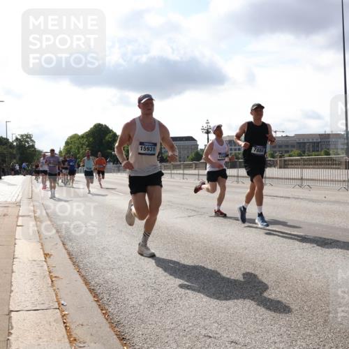 29.06.2025 - hella hamburg halbmarathon Lena Gebhardt http://msf.ph/oto/8323836 29.06.2025 09:48:22 Lombardsbrücke 15931, 1248, 7884, 1164, 1290, 1385, 1505, 1562, 1710, 1743, 2399, 2714, 2767, 3480, 3959, 4359, 4602, 4860, 5091, 5315, 5554, 5709, 6684, 6829, 6990, 7152, 7154, 7884, 8362, 8933, 9178, 9403, 9944, 10384, 10404, 10793, 10852, 10900, 11202, 11227, 11620, 11745, 11929, 12051, 12290, 12488, 12514, 12865, 12916, 13483, 13595, 13854, 13975, 14387, 14875, 14908, 14934, 15015, 15261, 15415, 15701, 15931, 15959, 16119, 16158 meine-sportfotos.de