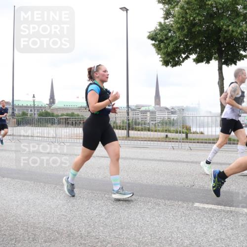 29.06.2025 - hella hamburg halbmarathon Lena Gebhardt http://msf.ph/oto/8323862 29.06.2025 10:57:35 Lombardsbrücke 24, 3750, 1123, 1242, 1248, 1265, 1643, 2015, 2041, 2370, 2451, 2567, 2900, 3191, 3195, 3385, 3388, 3433, 3723, 3750, 3851, 3954, 4059, 4086, 4106, 4180, 4197, 4485, 4521, 4611, 4830, 4998, 5117, 5316, 5632, 5639, 5736, 5738, 6053, 6827, 6832, 6857, 6916, 7172, 7193, 7592, 7720, 7728, 7787, 8035, 8159, 8224, 8287, 8386, 8474, 8540, 8552, 8679, 8708, 8773, 8851, 8853, 8873, 9059, 9110, 9233, 9318, 9394, 9496, 9613 meine-sportfotos.de
