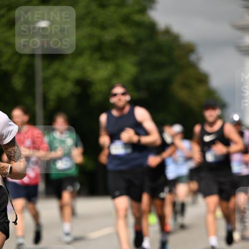 29.06.2025 - hella hamburg halbmarathon Dr. Thomas Lammeyer http://msf.ph/oto/8323912 29.06.2025 10:17:29 Kennedybrücke 1007, 1194, 1859, 1939, 2055, 2359, 2721, 2904, 2961, 2987, 3218, 3729, 4001, 4950, 5232, 6026, 6207, 7346, 7460, 7913, 8279, 8913, 9128, 9612, 9631 meine-sportfotos.de