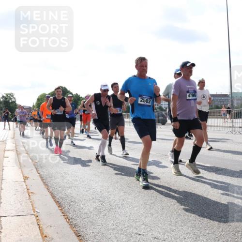 29.06.2025 - hella hamburg halbmarathon Lena Gebhardt http://msf.ph/oto/8323915 29.06.2025 10:00:10 Lombardsbrücke 771, 2447, 2582, 4796, 1006, 1019, 1125, 1180, 1239, 1264, 1526, 1544, 1681, 1834, 1914, 2027, 2086, 2099, 2159, 2346, 2348, 2364, 2426, 2447, 2582, 2584, 2606, 2652, 2676, 2677, 2730, 2910, 3042, 3177, 3181, 3319, 3836, 3861, 3898, 4013, 4231, 4419, 4594, 4632, 4772, 4796, 4813, 4940, 5015, 5134, 5272, 5277, 5341, 5728, 6082, 6084, 6104, 6174, 6201, 6202, 6220, 6260, 6462, 6470, 6581, 6587, 8330, 10031, 11568, 11844 meine-sportfotos.de
