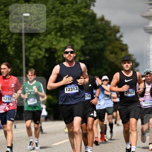 29.06.2025 - hella hamburg halbmarathon Dr. Thomas Lammeyer http://msf.ph/oto/8323923 29.06.2025 10:17:29 Kennedybrücke 1007, 1194, 1859, 1939, 2055, 2359, 2721, 2904, 2961, 2987, 3218, 3729, 4001, 4950, 5232, 6026, 6207, 7346, 7460, 7913, 8279, 8913, 9128, 9612, 9631 meine-sportfotos.de