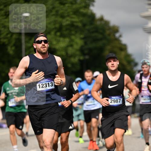 29.06.2025 - hella hamburg halbmarathon Dr. Thomas Lammeyer http://msf.ph/oto/8324073 29.06.2025 10:17:30 Kennedybrücke 1007, 1194, 1859, 1939, 2055, 2359, 2721, 2904, 2961, 2987, 3218, 3729, 4001, 4795, 4950, 5232, 5631, 6026, 6207, 7346, 7460, 7913, 8913, 9128, 9612, 9631 meine-sportfotos.de