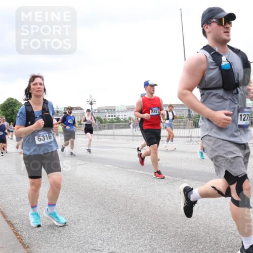 29.06.2025 - hella hamburg halbmarathon Lena Gebhardt http://msf.ph/oto/8324087 29.06.2025 10:57:36 Lombardsbrücke 5316, 8873, 1279, 1123, 1242, 1248, 1265, 1643, 2015, 2041, 2370, 2451, 2567, 2900, 3191, 3195, 3385, 3388, 3433, 3723, 3750, 3851, 3954, 4059, 4086, 4106, 4180, 4197, 4485, 4521, 4611, 4830, 4998, 5117, 5316, 5632, 5639, 5736, 5738, 6053, 6827, 6857, 6916, 7172, 7193, 7720, 7728, 7787, 8035, 8159, 8287, 8386, 8474, 8540, 8552, 8708, 8773, 8851, 8853, 8873, 9059, 9110, 9233, 9318, 9394, 9496, 9613 meine-sportfotos.de