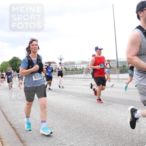 29.06.2025 - hella hamburg halbmarathon Lena Gebhardt http://msf.ph/oto/8324135 29.06.2025 10:57:36 Lombardsbrücke 13427, 5316, 18534, 8873, 1123, 1242, 1248, 1265, 1643, 2015, 2041, 2370, 2451, 2567, 2900, 3191, 3195, 3385, 3388, 3433, 3723, 3750, 3851, 3954, 4059, 4086, 4106, 4180, 4197, 4485, 4521, 4611, 4830, 4998, 5117, 5316, 5632, 5639, 5736, 5738, 6053, 6827, 6857, 6916, 7172, 7193, 7720, 7728, 7787, 8035, 8159, 8287, 8386, 8474, 8540, 8552, 8708, 8773, 8851, 8853, 8873, 9059, 9110, 9233, 9318, 9394, 9496, 9613 meine-sportfotos.de