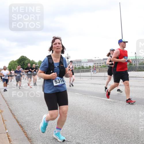 29.06.2025 - hella hamburg halbmarathon Lena Gebhardt http://msf.ph/oto/8324182 29.06.2025 10:57:37 Lombardsbrücke 5316, 0072, 3750, 1123, 1242, 1248, 1265, 1643, 2015, 2041, 2370, 2451, 2567, 2900, 3191, 3195, 3385, 3388, 3433, 3723, 3750, 3851, 3954, 4059, 4086, 4106, 4180, 4197, 4521, 4830, 4998, 5117, 5316, 5632, 5639, 5736, 5738, 6827, 6857, 6916, 7172, 7193, 7720, 7728, 7787, 8035, 8159, 8287, 8386, 8474, 8540, 8552, 8708, 8773, 8851, 8853, 8873, 9059, 9110, 9233, 9318, 9394, 9496, 9613 meine-sportfotos.de
