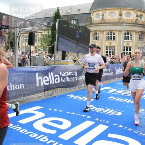 29.06.2025 - hella hamburg halbmarathon Michael Strokosch http://msf.ph/oto/8324226 29.06.2025 10:48:32 Ziel 3747, 5362, 6081, 9262, 10000, 10860, 11451, 12149, 12549, 12690, 12840, 13962, 14033, 14990, 15808, 15917, 17395, 17855, 18251, 18790, 18923 meine-sportfotos.de