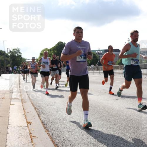 29.06.2025 - hella hamburg halbmarathon Lena Gebhardt http://msf.ph/oto/8324250 29.06.2025 09:48:25 Lombardsbrücke 5709, 18038, 852, 1710, 1505, 1205, 1290, 1385, 1505, 1562, 1710, 1743, 2399, 2714, 2767, 3480, 3959, 4359, 4602, 4860, 5091, 5315, 5554, 5709, 6684, 6829, 6990, 7152, 7154, 7884, 8362, 8571, 8933, 9403, 10384, 10404, 10793, 10852, 10900, 11202, 11227, 11620, 11745, 11929, 12051, 12290, 12488, 12514, 12865, 12916, 13483, 13595, 13854, 13975, 14387, 14875, 14908, 14934, 15015, 15261, 15415, 15701, 15931, 15959, 16119, 16158 meine-sportfotos.de