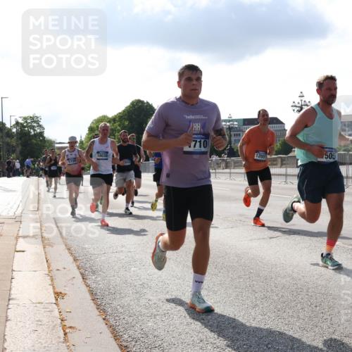 29.06.2025 - hella hamburg halbmarathon Lena Gebhardt http://msf.ph/oto/8324286 29.06.2025 09:48:25 Lombardsbrücke 5709, 18038, 710, 505, 1205, 1290, 1385, 1505, 1562, 1710, 1743, 2399, 2714, 2767, 3480, 3959, 4359, 4602, 4860, 5091, 5315, 5554, 5709, 6684, 6829, 6990, 7152, 7154, 7884, 8362, 8571, 8933, 9403, 10384, 10404, 10793, 10852, 10900, 11202, 11227, 11620, 11745, 11929, 12051, 12290, 12488, 12514, 12865, 12916, 13483, 13595, 13854, 13975, 14387, 14875, 14908, 14934, 15015, 15261, 15415, 15701, 15931, 15959, 16119, 16158 meine-sportfotos.de