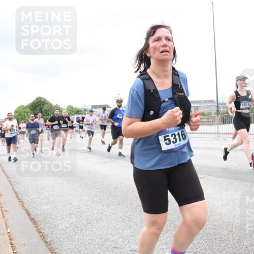 29.06.2025 - hella hamburg halbmarathon Lena Gebhardt http://msf.ph/oto/8324311 29.06.2025 10:57:37 Lombardsbrücke 13427, 18534, 5316, 2819, 8873, 1123, 1242, 1248, 1265, 1643, 2015, 2041, 2370, 2451, 2567, 2900, 3191, 3195, 3385, 3388, 3433, 3723, 3750, 3851, 3954, 4059, 4086, 4106, 4180, 4197, 4521, 4830, 4998, 5117, 5316, 5632, 5639, 5736, 5738, 6827, 6857, 6916, 7172, 7193, 7720, 7728, 7787, 8035, 8159, 8287, 8386, 8474, 8540, 8552, 8708, 8773, 8851, 8853, 8873, 9059, 9110, 9233, 9318, 9394, 9496, 9613 meine-sportfotos.de