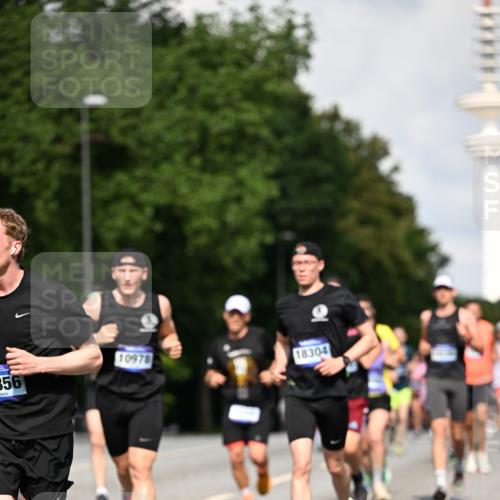 29.06.2025 - hella hamburg halbmarathon Dr. Thomas Lammeyer http://msf.ph/oto/8324314 29.06.2025 09:55:38 Kennedybrücke 1312, 1353, 1569, 1763, 2653, 2880, 3437, 3618, 3697, 4565, 4991, 5014, 5047, 5129, 5231, 5690, 5987, 6490, 6700, 6770, 7185, 7710, 8074, 8359, 8564, 8900, 9358, 9547, 9659, 10319, 10691, 10978, 11021, 11062 meine-sportfotos.de
