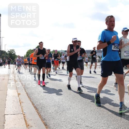 29.06.2025 - hella hamburg halbmarathon Lena Gebhardt http://msf.ph/oto/8324317 29.06.2025 10:00:10 Lombardsbrücke 7717, 2447, 17639, 6636, 1726, 2582, 7824, 4796, 1006, 1019, 1125, 1180, 1239, 1264, 1526, 1544, 1681, 1834, 1914, 2027, 2086, 2099, 2159, 2346, 2348, 2364, 2426, 2447, 2582, 2584, 2606, 2652, 2676, 2677, 2730, 2910, 3042, 3177, 3181, 3319, 3836, 3861, 3898, 4013, 4231, 4419, 4594, 4632, 4772, 4796, 4813, 4940, 5015, 5134, 5272, 5277, 5341, 5728, 6082, 6084, 6104, 6174, 6201, 6202, 6220, 6260, 6462, 6470, 6581, 6587, 8330, 10031, 11568, 11844 meine-sportfotos.de