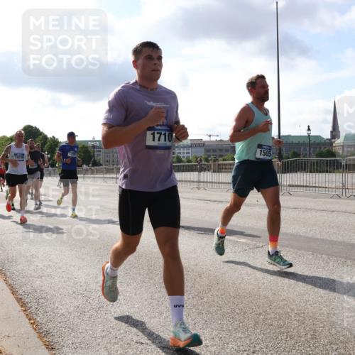 29.06.2025 - hella hamburg halbmarathon Lena Gebhardt http://msf.ph/oto/8324324 29.06.2025 09:48:26 Lombardsbrücke 5709, 18038, 852, 1290, 1710, 1505, 1290, 1385, 1505, 1562, 1710, 1743, 2399, 2714, 2767, 3480, 3959, 4359, 4602, 4860, 5091, 5315, 5554, 5709, 6684, 6829, 6990, 6993, 7152, 7154, 7884, 8362, 8571, 8933, 9403, 10404, 10793, 10852, 10900, 11202, 11227, 11620, 11745, 11929, 12051, 12290, 12488, 12514, 12916, 13483, 13595, 13854, 13940, 13975, 14387, 14875, 14908, 14934, 15015, 15261, 15415, 15701, 15931, 15959, 16119, 16158 meine-sportfotos.de