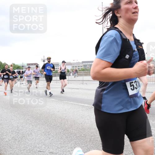 29.06.2025 - hella hamburg halbmarathon Lena Gebhardt http://msf.ph/oto/8324357 29.06.2025 10:57:37 Lombardsbrücke 13425, 19092, 19070, 18534, 6823, 531, 1123, 1242, 1248, 1265, 1643, 2015, 2041, 2370, 2451, 2567, 2900, 3191, 3195, 3385, 3388, 3433, 3723, 3750, 3851, 3954, 4059, 4086, 4106, 4180, 4197, 4521, 4830, 4998, 5117, 5316, 5632, 5639, 5736, 5738, 6827, 6857, 6916, 7172, 7193, 7720, 7728, 7787, 8035, 8159, 8287, 8386, 8474, 8540, 8552, 8708, 8773, 8851, 8853, 8873, 9059, 9110, 9233, 9318, 9394, 9496, 9613 meine-sportfotos.de