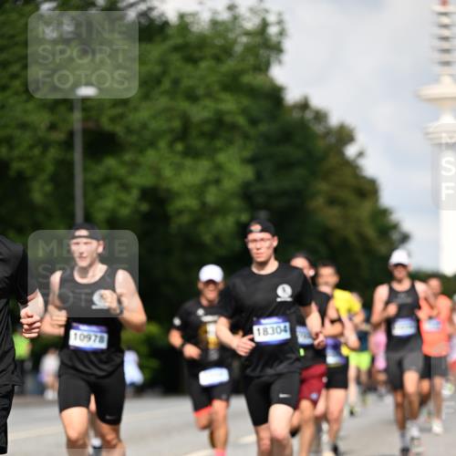 29.06.2025 - hella hamburg halbmarathon Dr. Thomas Lammeyer http://msf.ph/oto/8324392 29.06.2025 09:55:38 Kennedybrücke 1312, 1353, 1569, 1763, 2653, 2880, 3437, 3618, 3697, 4565, 4991, 5014, 5047, 5129, 5231, 5690, 5987, 6490, 6700, 6770, 7185, 7710, 8074, 8359, 8564, 8900, 9358, 9547, 9659, 10319, 10691, 10978, 11021, 11062 meine-sportfotos.de