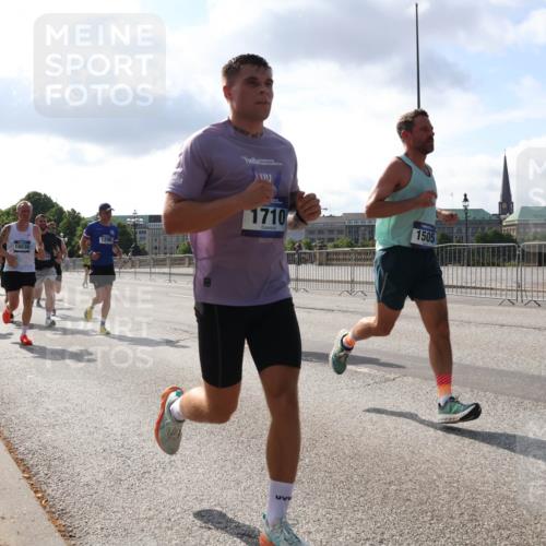 29.06.2025 - hella hamburg halbmarathon Lena Gebhardt http://msf.ph/oto/8324394 29.06.2025 09:48:26 Lombardsbrücke 18038, 1290, 5709, 1710, 1505, 1290, 1385, 1505, 1562, 1710, 1743, 2399, 2714, 2767, 3480, 3959, 4359, 4602, 4860, 5091, 5315, 5554, 5709, 6684, 6829, 6990, 6993, 7152, 7154, 7884, 8362, 8571, 8933, 9403, 10404, 10793, 10852, 10900, 11202, 11227, 11620, 11745, 11929, 12051, 12290, 12488, 12514, 12916, 13483, 13595, 13854, 13940, 13975, 14387, 14875, 14908, 14934, 15015, 15261, 15415, 15701, 15931, 15959, 16119, 16158 meine-sportfotos.de