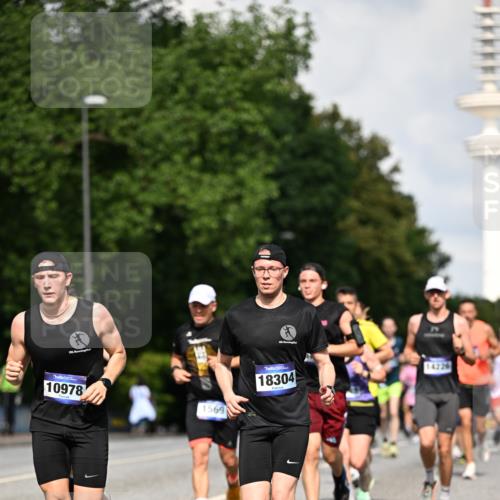 29.06.2025 - hella hamburg halbmarathon Dr. Thomas Lammeyer http://msf.ph/oto/8324459 29.06.2025 09:55:38 Kennedybrücke 1312, 1353, 1569, 1763, 2653, 2880, 3437, 3618, 3697, 4565, 4991, 5014, 5047, 5129, 5231, 5690, 5987, 6490, 6700, 6770, 7185, 7710, 8074, 8359, 8564, 8900, 9358, 9547, 9659, 10319, 10691, 10978, 11021, 11062 meine-sportfotos.de
