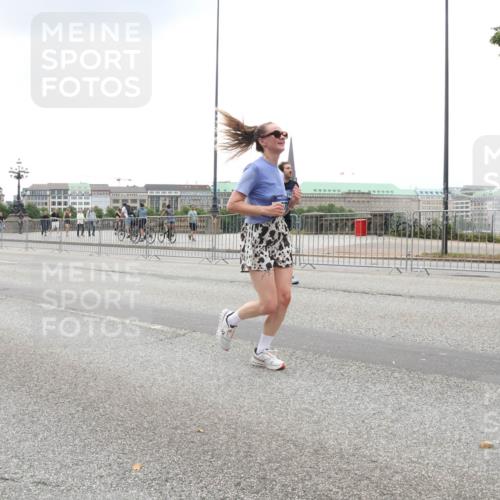 29.06.2025 - hella hamburg halbmarathon Lena Gebhardt http://msf.ph/oto/8324495 29.06.2025 10:47:21 Lombardsbrücke 3819, 17015, 1073, 1185, 1286, 1434, 1463, 1523, 1593, 1607, 1704, 1961, 2148, 2211, 2327, 2407, 2537, 2555, 2556, 2665, 2882, 2981, 2994, 3339, 4037, 4184, 4239, 4325, 4423, 4483, 4806, 4895, 4974, 4975, 5111, 5114, 5621, 5622, 5796, 5895, 5953, 6255, 6256, 6485, 6496, 6879, 6995, 7073, 7403, 7430, 7431, 7630, 7631, 8105, 8131, 8270, 8486, 8550, 8684, 8706, 8915, 8953, 8967, 9018, 11351, 11458, 11730, 11738 meine-sportfotos.de