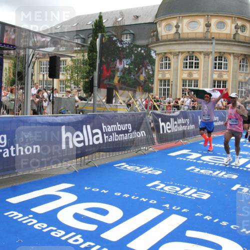 29.06.2025 - hella hamburg halbmarathon Michael Strokosch http://msf.ph/oto/8324508 29.06.2025 10:48:34 Ziel 1163, 1176, 2213, 9262, 10000, 10860, 11451, 11579, 12149, 12690, 12840, 13962, 14033, 14990, 15573, 15808, 15917, 17395, 17855, 18251, 18790, 18815, 18923 meine-sportfotos.de