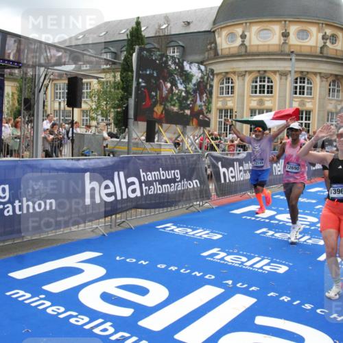 29.06.2025 - hella hamburg halbmarathon Michael Strokosch http://msf.ph/oto/8324543 29.06.2025 10:48:35 Ziel 1163, 1176, 2213, 5421, 10000, 10860, 11451, 11579, 12149, 12690, 12840, 13962, 14033, 14990, 15573, 15808, 15917, 17395, 17855, 18251, 18815 meine-sportfotos.de