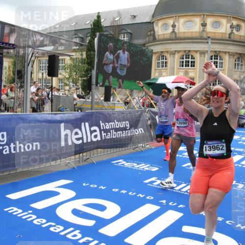 29.06.2025 - hella hamburg halbmarathon Michael Strokosch http://msf.ph/oto/8324574 29.06.2025 10:48:35 Ziel 1163, 1176, 2213, 5421, 10000, 10860, 11451, 11579, 12149, 12690, 12840, 13962, 14033, 14990, 15573, 15808, 15917, 17395, 17855, 18251, 18815 meine-sportfotos.de