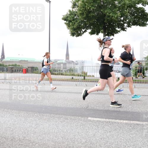 29.06.2025 - hella hamburg halbmarathon Lena Gebhardt http://msf.ph/oto/8324580 29.06.2025 10:57:38 Lombardsbrücke 1123, 1242, 1248, 1265, 1643, 2015, 2041, 2370, 2451, 2567, 2900, 3191, 3195, 3385, 3388, 3433, 3723, 3750, 3851, 3954, 4059, 4086, 4106, 4180, 4197, 4521, 4830, 5117, 5316, 5632, 5736, 5738, 6827, 6857, 6916, 7172, 7193, 7720, 7728, 7787, 8035, 8159, 8287, 8386, 8474, 8540, 8552, 8708, 8773, 8851, 8853, 8873, 9059, 9110, 9233, 9318, 9394, 9496, 9613 meine-sportfotos.de