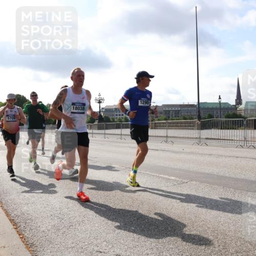 29.06.2025 - hella hamburg halbmarathon Lena Gebhardt http://msf.ph/oto/8324617 29.06.2025 09:48:27 Lombardsbrücke 5709, 17658, 18038, 1290, 1290, 1385, 1505, 1562, 1710, 1743, 2399, 2714, 2767, 3480, 3547, 3959, 4359, 4860, 5091, 5307, 5315, 5554, 5709, 6684, 6829, 6990, 6993, 7152, 7154, 7884, 8362, 8571, 8933, 9403, 10404, 10793, 10852, 10900, 11202, 11227, 11620, 11929, 12044, 12051, 12290, 12488, 12514, 12916, 13483, 13595, 13854, 13940, 13975, 14387, 14875, 14908, 14934, 15015, 15261, 15415, 15701, 15931, 15959, 16119, 16158 meine-sportfotos.de