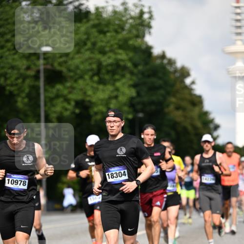 29.06.2025 - hella hamburg halbmarathon Dr. Thomas Lammeyer http://msf.ph/oto/8324669 29.06.2025 09:55:39 Kennedybrücke 1057, 1312, 1353, 1569, 1763, 2653, 2880, 3437, 3618, 3697, 4565, 4871, 4991, 5014, 5047, 5129, 5231, 5690, 5987, 6490, 6700, 6770, 7185, 7710, 8074, 8359, 8564, 8900, 9358, 9547, 9659, 10319, 10691, 10978, 11021, 11062 meine-sportfotos.de