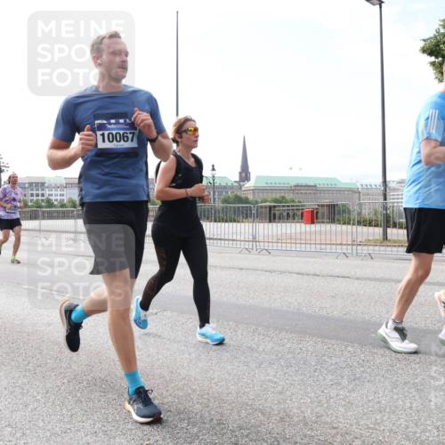 29.06.2025 - hella hamburg halbmarathon Lena Gebhardt http://msf.ph/oto/8324708 29.06.2025 10:12:53 Lombardsbrücke 10067, 179, 1853, 1020, 1051, 1249, 1610, 1785, 1851, 1939, 2531, 2891, 2942, 2963, 2964, 3182, 3248, 3262, 4453, 4499, 4532, 4554, 5150, 5166, 5597, 5598, 6207, 6822, 6966, 7014, 7873, 7907, 8398, 8405, 8917, 8971, 9141, 9254, 10067, 10402, 10581, 11025, 11720, 12456, 13566, 13816, 14404, 14540, 14869, 15012, 15369, 15531, 16030, 16255, 16323, 16437, 16473, 16826, 16911, 17061, 17699, 17994, 18048, 18178, 18320, 18493, 18530 meine-sportfotos.de