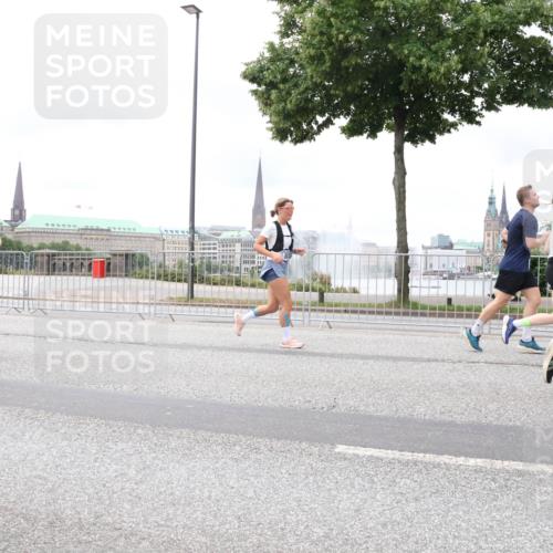 29.06.2025 - hella hamburg halbmarathon Lena Gebhardt http://msf.ph/oto/8324725 29.06.2025 10:57:39 Lombardsbrücke 18534, 6827, 1123, 1242, 1248, 1265, 1643, 2015, 2041, 2370, 2451, 2567, 2900, 3191, 3195, 3385, 3388, 3433, 3644, 3723, 3750, 3851, 3954, 4059, 4086, 4106, 4180, 4197, 4521, 4830, 5117, 5316, 5632, 5736, 5738, 6827, 6857, 6916, 7172, 7193, 7556, 7720, 7728, 7787, 8035, 8159, 8287, 8386, 8474, 8540, 8552, 8708, 8773, 8851, 8853, 8873, 9059, 9110, 9233, 9318, 9394, 9496, 9613 meine-sportfotos.de