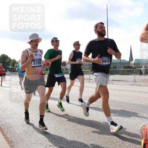 29.06.2025 - hella hamburg halbmarathon Lena Gebhardt http://msf.ph/oto/8324869 29.06.2025 09:48:28 Lombardsbrücke 5709, 17658, 5664, 0852, 1290, 1385, 1505, 1710, 1743, 2262, 2399, 2714, 2767, 3480, 3547, 3959, 4359, 4860, 5091, 5307, 5315, 5554, 5709, 6684, 6829, 6990, 6993, 7152, 7154, 7884, 8362, 8571, 8933, 9403, 10404, 10793, 10852, 10900, 11202, 11227, 11620, 11929, 12044, 12051, 12290, 12488, 12514, 12916, 13483, 13595, 13854, 13940, 13975, 14387, 14875, 14908, 15015, 15415, 15701, 15931, 15959, 16119, 16158 meine-sportfotos.de
