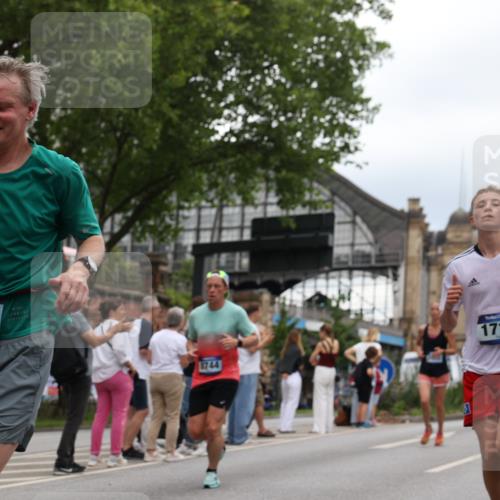 29.06.2025 - hella hamburg halbmarathon Yannick Fuchs http://msf.ph/oto/8324873 29.06.2025 10:51:25 20KM 1200, 1239, 1563, 1715, 1719, 1972, 2236, 2606, 2652, 3141, 3575, 4261, 5015, 5134, 5391, 5457, 5458, 5728, 6281, 6302, 6720, 6892, 7159, 7269, 7833, 8744, 9450, 10383, 10408, 12144, 12509, 12773, 12774, 13376, 13523, 13664, 14361, 14737, 14881, 14951, 15090, 15110, 15125, 15189, 15220, 15349, 15664, 16093, 16418, 17201, 17758, 17769, 17848, 18388, 18508 meine-sportfotos.de