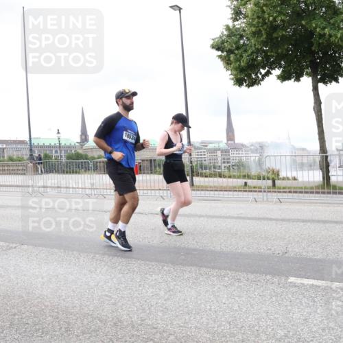 29.06.2025 - hella hamburg halbmarathon Lena Gebhardt http://msf.ph/oto/8324927 29.06.2025 10:57:39 Lombardsbrücke 1947, 18534, 1123, 1242, 1248, 1265, 1643, 2015, 2041, 2370, 2451, 2567, 2900, 3191, 3195, 3385, 3388, 3433, 3644, 3723, 3750, 3851, 3954, 4059, 4086, 4106, 4180, 4197, 4521, 4830, 5117, 5316, 5632, 5736, 5738, 6827, 6857, 6916, 7172, 7193, 7556, 7720, 7728, 7787, 8035, 8159, 8287, 8386, 8474, 8540, 8552, 8708, 8773, 8851, 8853, 8873, 9059, 9110, 9233, 9318, 9394, 9496, 9613 meine-sportfotos.de