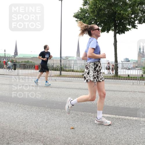29.06.2025 - hella hamburg halbmarathon Lena Gebhardt http://msf.ph/oto/8325061 29.06.2025 10:47:21 Lombardsbrücke 18258, 1073, 1185, 1286, 1434, 1463, 1523, 1593, 1607, 1704, 1961, 2148, 2211, 2327, 2407, 2537, 2555, 2556, 2665, 2882, 2981, 2994, 3339, 4037, 4184, 4239, 4325, 4423, 4483, 4806, 4895, 4974, 4975, 5111, 5114, 5621, 5622, 5796, 5895, 5953, 6255, 6256, 6485, 6496, 6879, 6995, 7073, 7403, 7430, 7431, 7630, 7631, 8105, 8131, 8270, 8486, 8550, 8684, 8706, 8915, 8953, 8967, 9018, 11351, 11458, 11730, 11738 meine-sportfotos.de