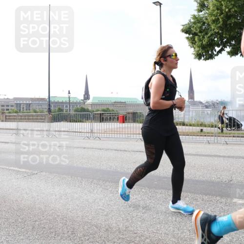 29.06.2025 - hella hamburg halbmarathon Lena Gebhardt http://msf.ph/oto/8325167 29.06.2025 10:12:54 Lombardsbrücke 10402, 1020, 1051, 1249, 1610, 1785, 1851, 1939, 2531, 2891, 2942, 2963, 2964, 3182, 3248, 3262, 4453, 4499, 4532, 4554, 5150, 5166, 5597, 5598, 6207, 6966, 7014, 7873, 7907, 8398, 8405, 8917, 8971, 9141, 9254, 10067, 10402, 10581, 11025, 11720, 12456, 13566, 13816, 14404, 14540, 14869, 15012, 15369, 15531, 16030, 16255, 16323, 16437, 16473, 16826, 16911, 17061, 17699, 17994, 18048, 18178, 18320, 18493, 18530 meine-sportfotos.de