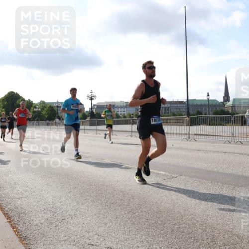 29.06.2025 - hella hamburg halbmarathon Lena Gebhardt http://msf.ph/oto/8325285 29.06.2025 09:48:29 Lombardsbrücke 13483, 17005, 9403, 19151, 18237, 1290, 1385, 1505, 1710, 1743, 2262, 2399, 2714, 2767, 3480, 3547, 3959, 4359, 4381, 4860, 5091, 5307, 5315, 5554, 5709, 6684, 6829, 6990, 6993, 7152, 7154, 7884, 8362, 8571, 8933, 9403, 10404, 10793, 10852, 10900, 11202, 11227, 11620, 11929, 12044, 12051, 12290, 12488, 12514, 12916, 13483, 13595, 13854, 13940, 13975, 14387, 14875, 14908, 15015, 15415, 15701, 15931, 15959, 16119, 16158 meine-sportfotos.de