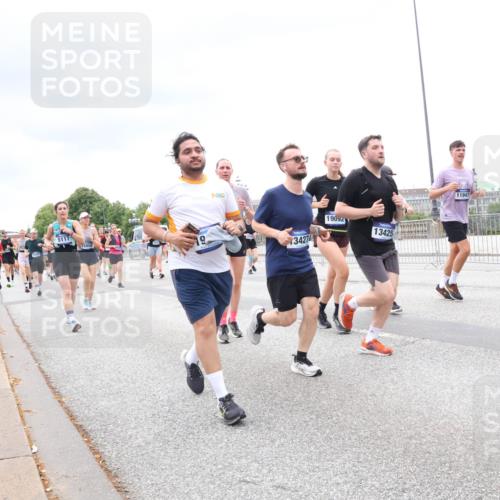 29.06.2025 - hella hamburg halbmarathon Lena Gebhardt http://msf.ph/oto/8325301 29.06.2025 10:57:40 Lombardsbrücke 5117, 3427, 19092, 13425, 11947, 1123, 1242, 1248, 1265, 1643, 2015, 2041, 2370, 2451, 2567, 2900, 3191, 3195, 3385, 3388, 3433, 3644, 3723, 3750, 3851, 3954, 4059, 4086, 4106, 4180, 4197, 4521, 4830, 5117, 5316, 5632, 5736, 5738, 6827, 6857, 6916, 7172, 7193, 7556, 7720, 7728, 7787, 8035, 8159, 8287, 8386, 8474, 8540, 8552, 8708, 8713, 8773, 8851, 8853, 8873, 9059, 9110, 9233, 9318, 9394, 9496, 9613 meine-sportfotos.de
