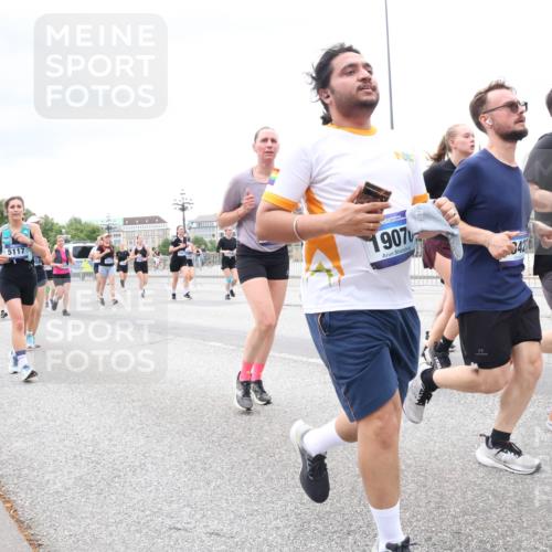 29.06.2025 - hella hamburg halbmarathon Lena Gebhardt http://msf.ph/oto/8325380 29.06.2025 10:57:41 Lombardsbrücke 5117, 19070, 3421, 1342, 1123, 1242, 1248, 1265, 1643, 2015, 2041, 2451, 2567, 2900, 3191, 3195, 3385, 3388, 3433, 3644, 3723, 3750, 3954, 4059, 4086, 4106, 4180, 4197, 4521, 4830, 5117, 5316, 5632, 5736, 5738, 6337, 6827, 6857, 6916, 7172, 7193, 7556, 7720, 7728, 7787, 8035, 8159, 8287, 8386, 8474, 8540, 8552, 8708, 8713, 8773, 8851, 8853, 8873, 9059, 9110, 9233, 9318, 9394, 9398, 9436, 9496, 9613 meine-sportfotos.de