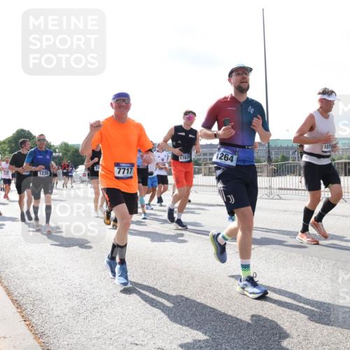 29.06.2025 - hella hamburg halbmarathon Lena Gebhardt http://msf.ph/oto/8325418 29.06.2025 10:00:13 Lombardsbrücke 3993, 1239, 7717, 17839, 1264, 1075, 1006, 1019, 1125, 1180, 1239, 1264, 1526, 1544, 1681, 1834, 1914, 2027, 2086, 2099, 2159, 2346, 2348, 2364, 2426, 2447, 2582, 2584, 2606, 2652, 2676, 2677, 2730, 2910, 2982, 3042, 3177, 3181, 3319, 3400, 3794, 3836, 3861, 3898, 4013, 4231, 4419, 4579, 4594, 4632, 4767, 4772, 4796, 4813, 4940, 4945, 5015, 5134, 5272, 5277, 5341, 5643, 5728, 6082, 6084, 6104, 6174, 6201, 6202, 6220, 6260, 6462, 6470, 6581, 6587 meine-sportfotos.de