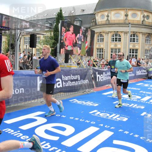 29.06.2025 - hella hamburg halbmarathon Michael Strokosch http://msf.ph/oto/8325440 29.06.2025 10:48:43 Ziel 2442, 4553, 5421, 9538, 10859, 14511, 15384, 15573, 17127 meine-sportfotos.de
