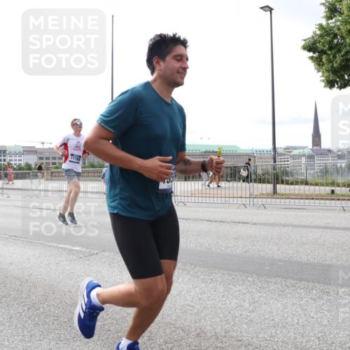 29.06.2025 - hella hamburg halbmarathon Lena Gebhardt http://msf.ph/oto/8325464 29.06.2025 10:23:17 Lombardsbrücke 11798, 1048, 1362, 1853, 2925, 3029, 3034, 4190, 4266, 4391, 4728, 4793, 5406, 5629, 6502, 6578, 6784, 6785, 6849, 7029, 7266, 7820, 7891, 8687, 8688, 8716, 8918, 8920, 9133, 9301, 9877, 9913, 10205, 10739, 11798, 11879, 12025, 12073, 12190, 12265, 12874, 13560, 13921, 14041, 14265, 14338, 14510, 14512, 14525, 14821, 15709, 16185, 16251, 16416, 16558, 17013, 17099, 17199, 17207, 17299, 17719 meine-sportfotos.de