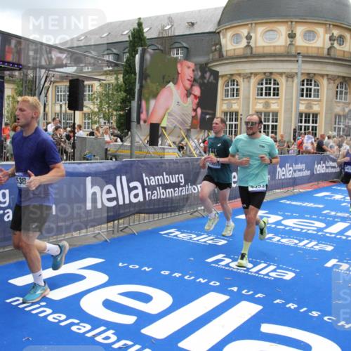 29.06.2025 - hella hamburg halbmarathon Michael Strokosch http://msf.ph/oto/8325494 29.06.2025 10:48:43 Ziel 2442, 4553, 5421, 9538, 10859, 14511, 15384, 15573, 17127 meine-sportfotos.de