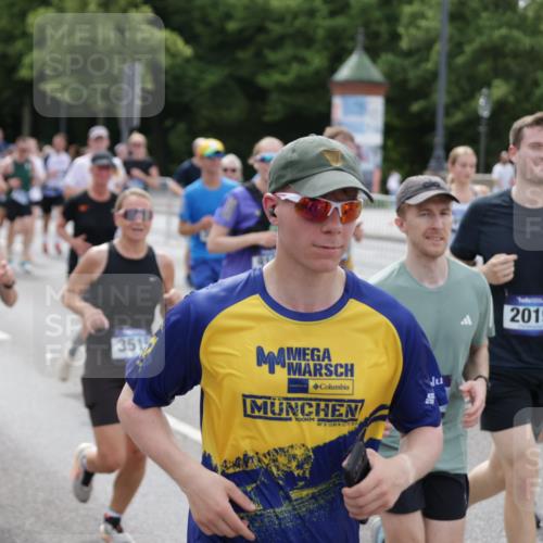 29.06.2025 - hella hamburg halbmarathon Jannik Wohlers http://msf.ph/oto/8325497 29.06.2025 10:39:47 Lombardsbrücke 1018, 1037, 1058, 1291, 1691, 2019, 2109, 2254, 2515, 2572, 2866, 2888, 3237, 3295, 3515, 3607, 3808, 4173, 4271, 4471, 4756, 5113, 5263, 5351, 5352, 5877, 5901, 6097, 6463, 6548, 6673, 6750, 6866, 6876, 6890, 6920, 7108, 7174, 7675, 7850, 8815, 9187, 9195, 9495, 10474, 10806, 10818, 10953, 11188, 11244, 11653, 11717, 11970, 12364, 12414, 12444, 12501, 12760, 13005, 13069, 13290, 13410, 13577, 13651, 15111, 15549, 15927, 16681, 17318 meine-sportfotos.de
