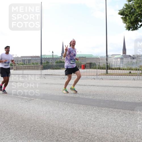 29.06.2025 - hella hamburg halbmarathon Lena Gebhardt http://msf.ph/oto/8325511 29.06.2025 10:12:55 Lombardsbrücke 16323, 10402, 11720, 4532, 1020, 1051, 1249, 1610, 1785, 1851, 1939, 2531, 2891, 2942, 2963, 2964, 3182, 3248, 3262, 4453, 4532, 4554, 5150, 5166, 5597, 5598, 6207, 7014, 7873, 7907, 8398, 8405, 8917, 8971, 9141, 9254, 10067, 10402, 10581, 11025, 11720, 12456, 13566, 13816, 14404, 14540, 14869, 15012, 15369, 15531, 16030, 16255, 16323, 16437, 16473, 16826, 16911, 17061, 17699, 17994, 18048, 18178, 18320, 18493, 18530 meine-sportfotos.de