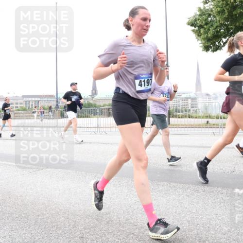 29.06.2025 - hella hamburg halbmarathon Lena Gebhardt http://msf.ph/oto/8325571 29.06.2025 10:57:42 Lombardsbrücke 4197, 3723, 19092, 1123, 1242, 1248, 1265, 1643, 2015, 2041, 2451, 2567, 2900, 3191, 3195, 3385, 3388, 3433, 3644, 3723, 3750, 3954, 4059, 4086, 4106, 4180, 4197, 4521, 4830, 5117, 5316, 5632, 5736, 5738, 6316, 6337, 6827, 6857, 6916, 7172, 7193, 7556, 7720, 7728, 7787, 8035, 8159, 8287, 8386, 8474, 8540, 8552, 8708, 8713, 8773, 8851, 8853, 8873, 9059, 9110, 9233, 9318, 9394, 9398, 9436, 9496, 9613 meine-sportfotos.de