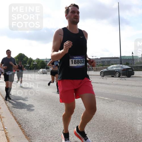 29.06.2025 - hella hamburg halbmarathon Lena Gebhardt http://msf.ph/oto/8325601 29.06.2025 09:48:32 Lombardsbrücke 2399, 13975, 18802, 1290, 1385, 1505, 1710, 1743, 2262, 2399, 2714, 2767, 3480, 3547, 3959, 4359, 4381, 4860, 5091, 5307, 5315, 5554, 5709, 6684, 6829, 6990, 6993, 7152, 7154, 7884, 8121, 8571, 8933, 9403, 10190, 10404, 10793, 10852, 11202, 11227, 11620, 11929, 12044, 12051, 12290, 12488, 12514, 12916, 13483, 13595, 13940, 13975, 14875, 14908, 15015, 15701, 15931, 15959, 16119, 16158 meine-sportfotos.de