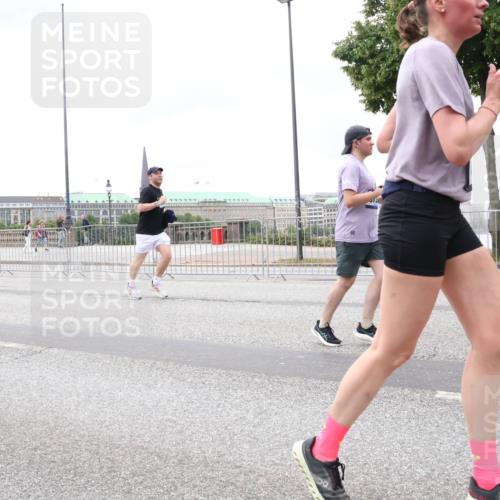 29.06.2025 - hella hamburg halbmarathon Lena Gebhardt http://msf.ph/oto/8325614 29.06.2025 10:57:42 Lombardsbrücke 1123, 1242, 1248, 1265, 1643, 2015, 2041, 2451, 2567, 2900, 3191, 3195, 3385, 3388, 3433, 3644, 3723, 3750, 3954, 4059, 4086, 4106, 4180, 4197, 4521, 4830, 5117, 5316, 5632, 5736, 5738, 6316, 6337, 6827, 6857, 6916, 7172, 7193, 7556, 7720, 7728, 7787, 8035, 8159, 8287, 8386, 8474, 8540, 8552, 8708, 8713, 8773, 8851, 8853, 8873, 9059, 9110, 9233, 9318, 9394, 9398, 9436, 9496, 9613 meine-sportfotos.de