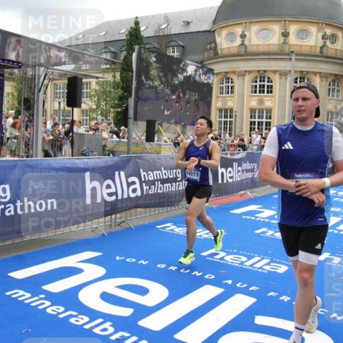 29.06.2025 - hella hamburg halbmarathon Michael Strokosch http://msf.ph/oto/8325616 29.06.2025 10:48:45 Ziel 1094, 2442, 4553, 9538, 10859, 12533, 14511, 15384, 17127 meine-sportfotos.de