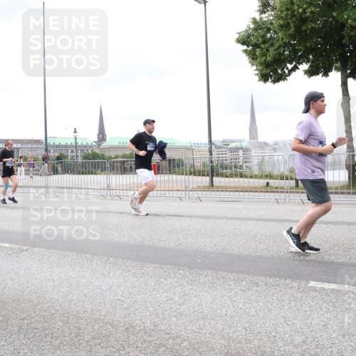29.06.2025 - hella hamburg halbmarathon Lena Gebhardt http://msf.ph/oto/8325643 29.06.2025 10:57:42 Lombardsbrücke 13340, 1123, 1242, 1248, 1265, 1643, 2015, 2041, 2451, 2567, 2900, 3191, 3195, 3385, 3388, 3433, 3644, 3723, 3750, 3954, 4059, 4086, 4106, 4180, 4197, 4521, 4830, 5117, 5316, 5632, 5736, 5738, 6316, 6337, 6827, 6857, 6916, 7172, 7193, 7556, 7720, 7728, 7787, 8035, 8159, 8287, 8386, 8474, 8540, 8552, 8708, 8713, 8773, 8851, 8853, 8873, 9059, 9110, 9233, 9318, 9394, 9398, 9436, 9496, 9613 meine-sportfotos.de