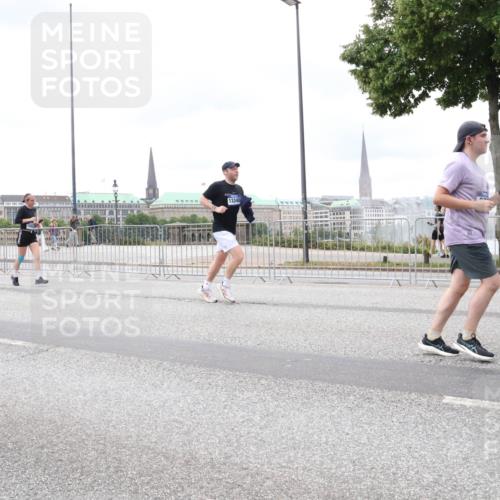 29.06.2025 - hella hamburg halbmarathon Lena Gebhardt http://msf.ph/oto/8325661 29.06.2025 10:57:42 Lombardsbrücke 5117, 13340, 1123, 1242, 1248, 1265, 1643, 2015, 2041, 2451, 2567, 2900, 3191, 3195, 3385, 3388, 3433, 3644, 3723, 3750, 3954, 4059, 4086, 4106, 4180, 4197, 4521, 4830, 5117, 5316, 5632, 5736, 5738, 6316, 6337, 6827, 6857, 6916, 7172, 7193, 7556, 7720, 7728, 7787, 8035, 8159, 8287, 8386, 8474, 8540, 8552, 8708, 8713, 8773, 8851, 8853, 8873, 9059, 9110, 9233, 9318, 9394, 9398, 9436, 9496, 9613 meine-sportfotos.de